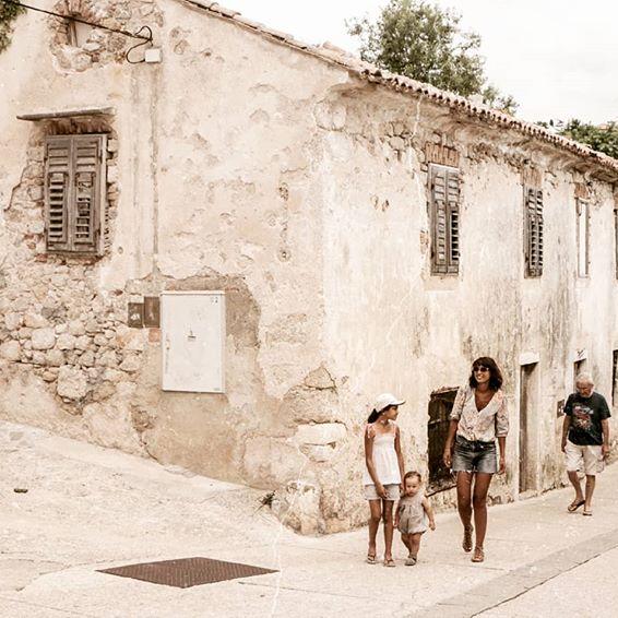 Wisst ihr, ich mag diesen Charme dieser in di rjahrr gekommenen etwas maroden Hausfassaden, mit ...